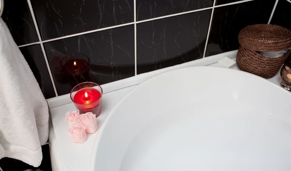 Bubble bath with candle and flowers — Stock Photo, Image