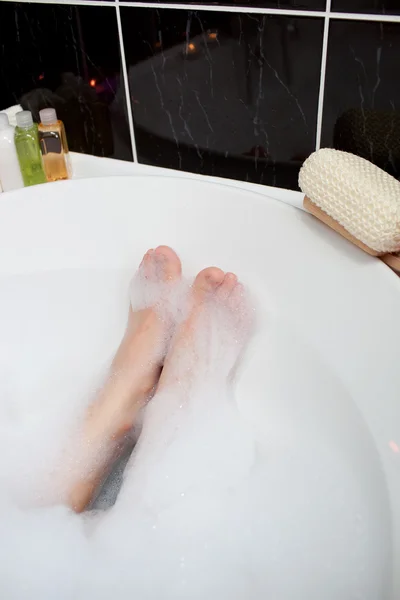Pés em um banho de espuma — Fotografia de Stock