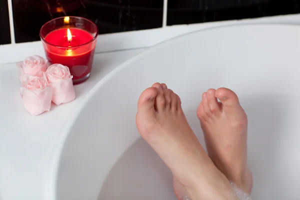 Los pies de la mujer en un baño —  Fotos de Stock