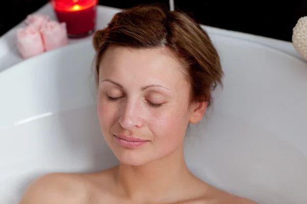 Belle femme relaxante dans un bain — Photo