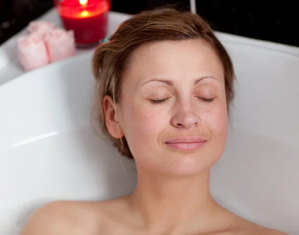 Charmante femme relaxante dans un bain — Photo