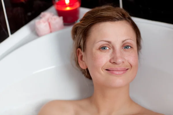 Donna allegra rilassante in un bagno — Foto Stock
