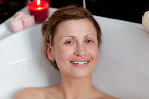 Mulher sorridente relaxante em um banho — Fotografia de Stock