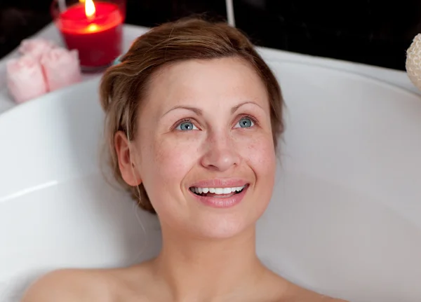 Радостная женщина отдыхает в ванной — стоковое фото