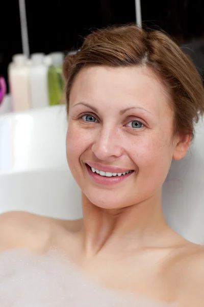 Веселая женщина, принимающая ванну в спа — стоковое фото