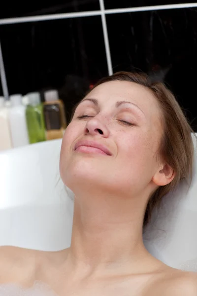 Relaxado mulher tomando um banho — Fotografia de Stock