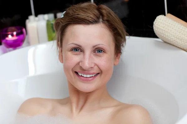 Lustige junge Frau beim Baden — Stockfoto