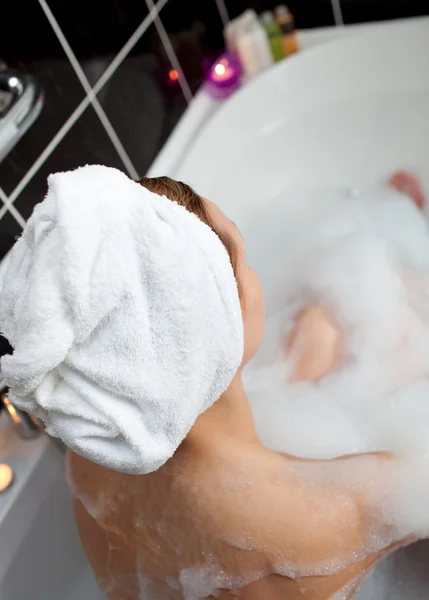 Mujer joven tomando en un baño de burbujas —  Fotos de Stock