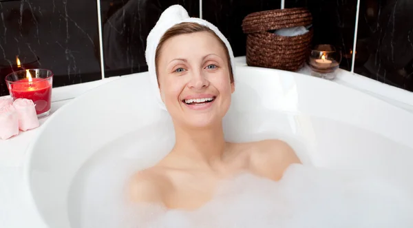 Mulher atraente alegre em um banho de bolhas — Fotografia de Stock