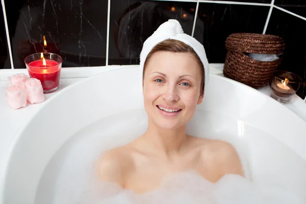 Позитивная женщина отдыхает в ванне с пеной — стоковое фото