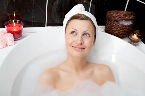 Сияющая женщина отдыхает в ванне с пеной — стоковое фото