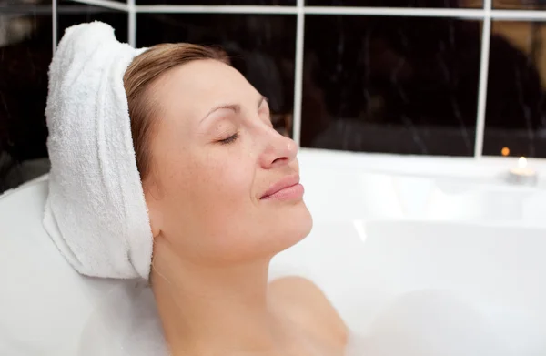 Mulher brilhante relaxante em um banho de bolhas — Fotografia de Stock