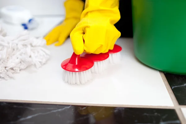 Vrouw een badkamervloer schoonmaken — Stockfoto