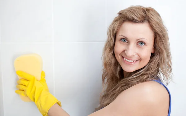 Mujer sonriente limpiando un baño —  Fotos de Stock