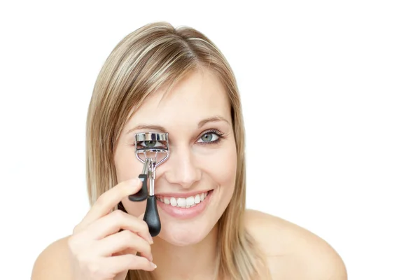 Mulher sorridente usando um frisador de pestanas — Fotografia de Stock