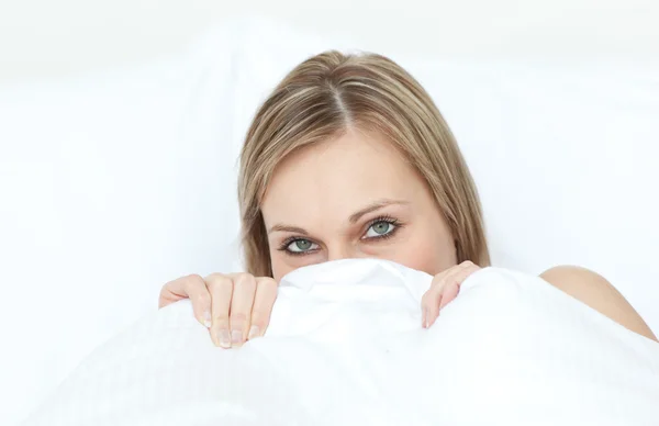Yakın çekim bir kadının yatağında gizleme — Stok fotoğraf