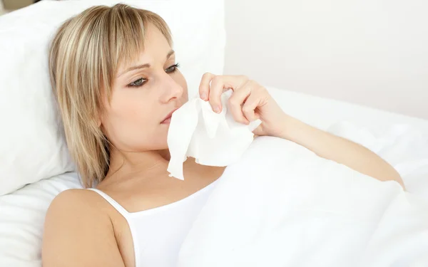 Upprörd sjuk kvinna blåser liggande på hennes säng — Stockfoto