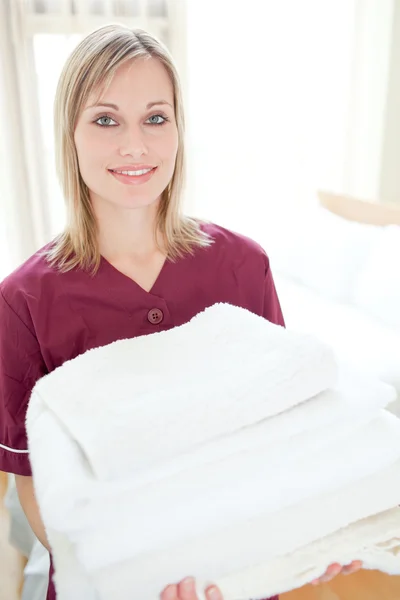 Limpeza positiva senhora segurando toalhas — Fotografia de Stock