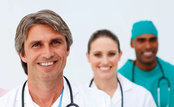Портрет улыбающейся команды врачей — стоковое фото