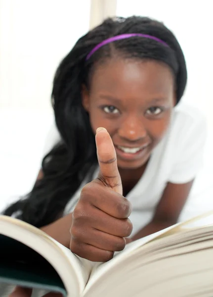 Succesvolle student haar huiswerk — Stockfoto