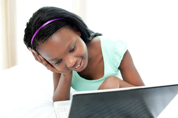 Menina adolescente feliz navegar na internet — Fotografia de Stock