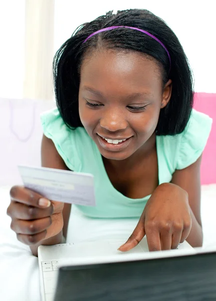 Smiling teen girl shopping on-line — Stock Photo, Image
