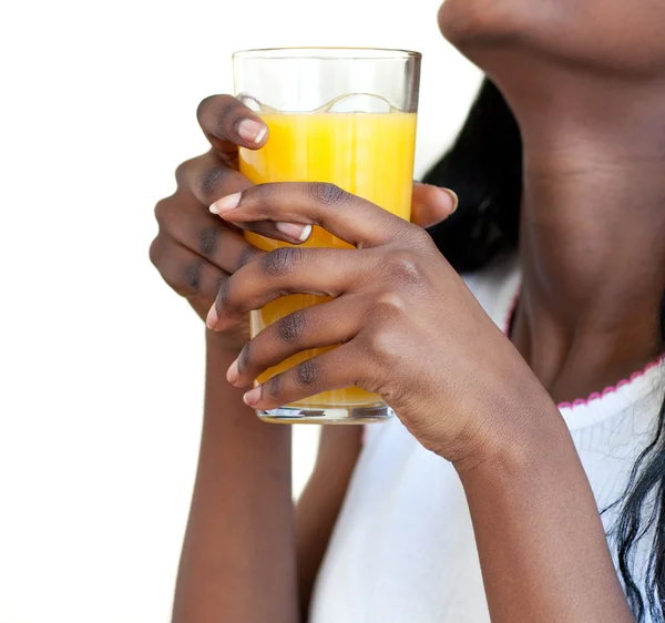 Närbild av en kvinna som dricker apelsinjuice — Stockfoto