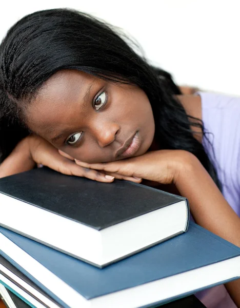 Étudiant agacé appuyé sur une pile de livres — Photo