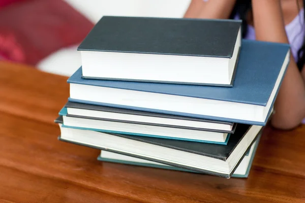 Stapel boeken op een tafel — Stockfoto