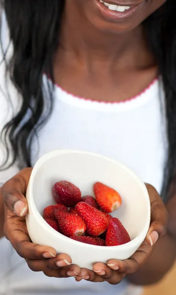 Afro-Amerikaans een vrouw met een kom van aardbeien — Stockfoto