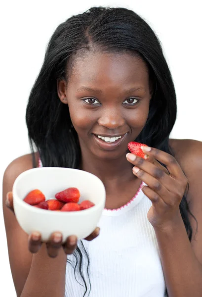 Strahlende Afroamerikanerin, die Erdbeeren isst — Stockfoto