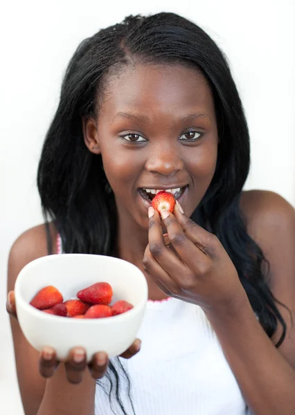 Brillante afroamericano una mujer comiendo fresas — Foto de Stock
