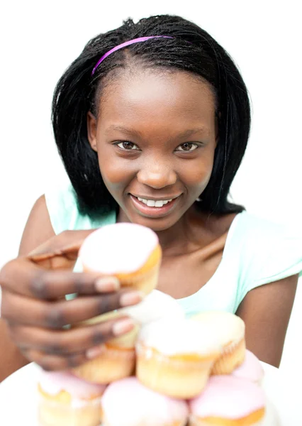 Attraente giovane donna che prende una torta — Foto Stock