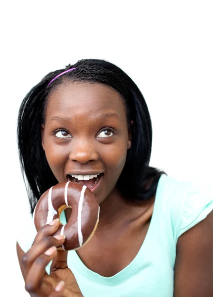 Εύθυμη νεαρή γυναίκα τρώει μια σοκολάτα ντόνατ — Φωτογραφία Αρχείου