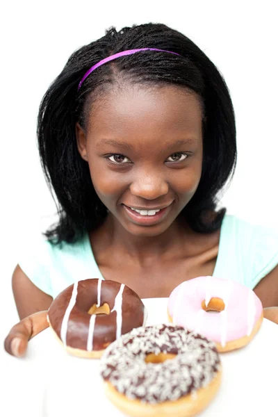 Jovem encantadora olhando para donuts — Fotografia de Stock