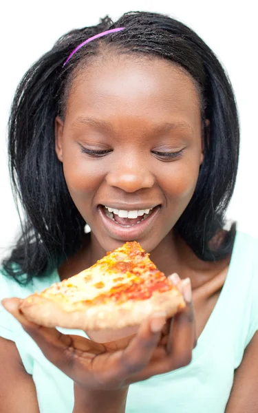 Veselá mladá žena jíst pizzu — Stock fotografie