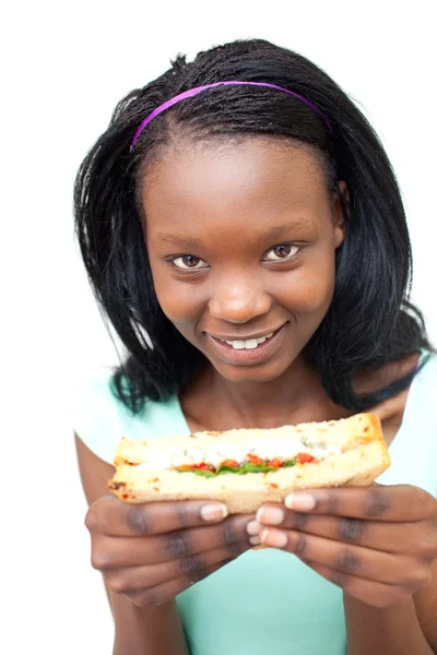 Fröhliche junge Frau isst ein Sandwich — Stockfoto