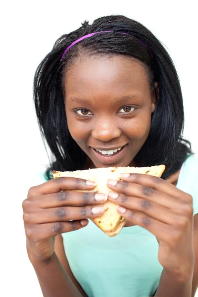 Ευτυχής νεαρή γυναίκα τρώει ένα σάντουιτς — Φωτογραφία Αρχείου