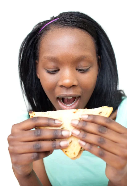Αφρο-αμερικανικό νεαρή γυναίκα τρώει ένα σάντουιτς — Φωτογραφία Αρχείου