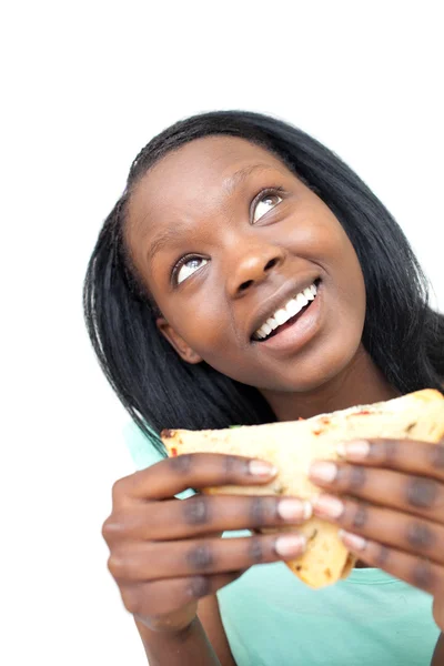 Veselá mladá žena jíst sendviče — Stock fotografie