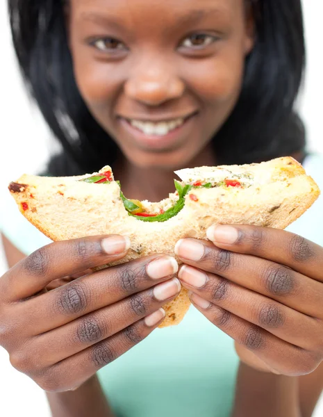 Ganska ung kvinna äter en smörgås — Stockfoto