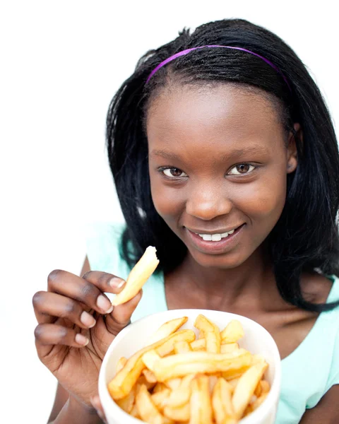 Patates kızartması yiyen sevimli genç kadın — Stok fotoğraf