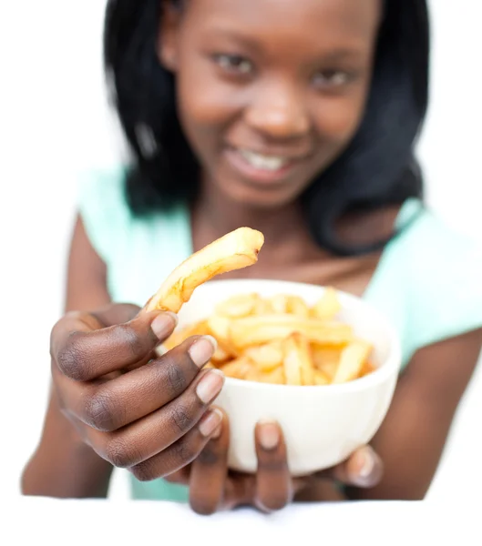 Красивая молодая женщина ест картошку фри — стоковое фото