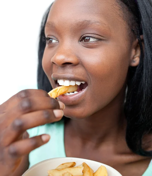 Весела молода жінка їсть картоплю фрі — стокове фото