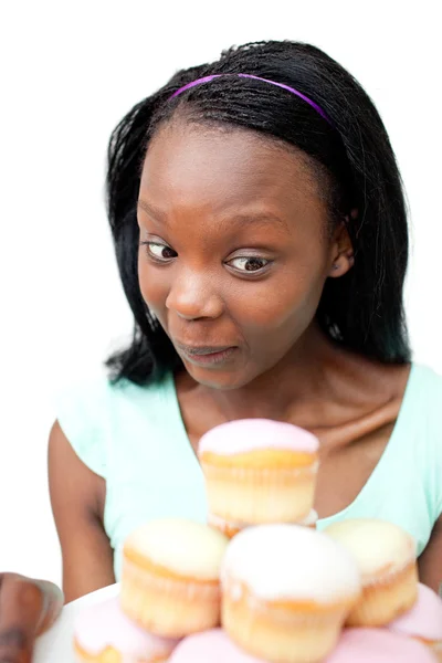 Vrolijke jonge vrouw kijken naar gebak — Stockfoto