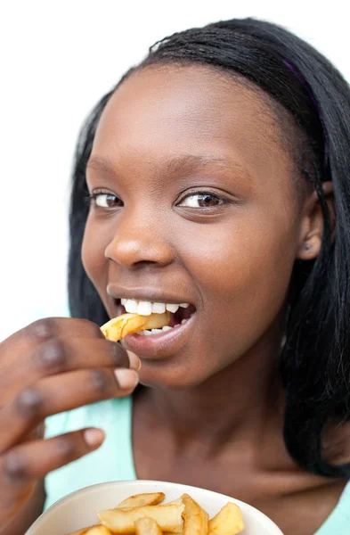 Fröhliche junge Frau isst Pommes — Stockfoto
