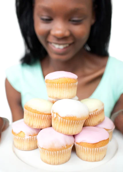 Pastalar arayan genç bir kadın gülümsüyor — Stok fotoğraf