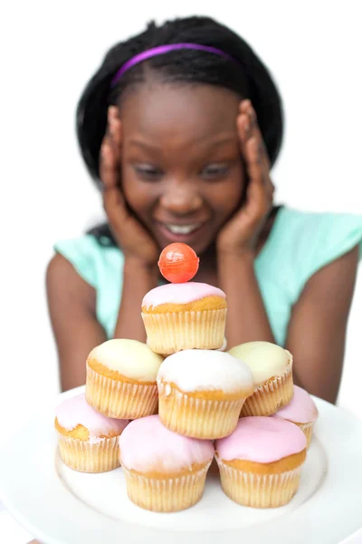 Verrast jonge vrouw kijken naar gebak — Stockfoto