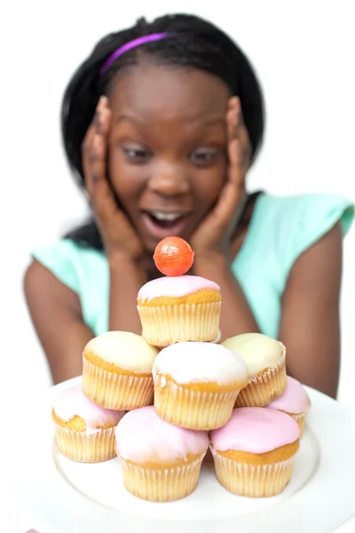 Mulher jovem espantado olhando para bolos — Fotografia de Stock