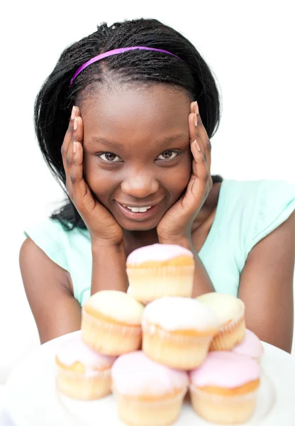 Fröhliche junge Frau blickt auf Kuchen — Stockfoto